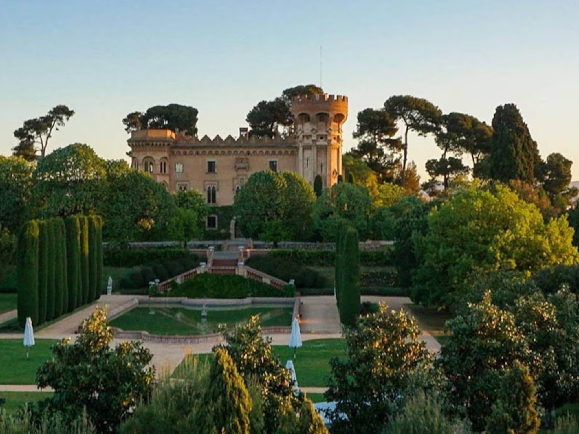 Castell de Sant Marçal al atardecer, con sus jardines y escalinata