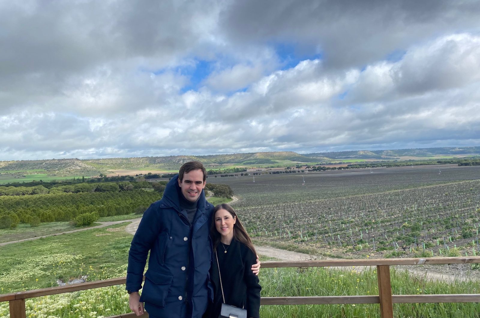 Jaime y Helena frente a un paisaje de viñedos