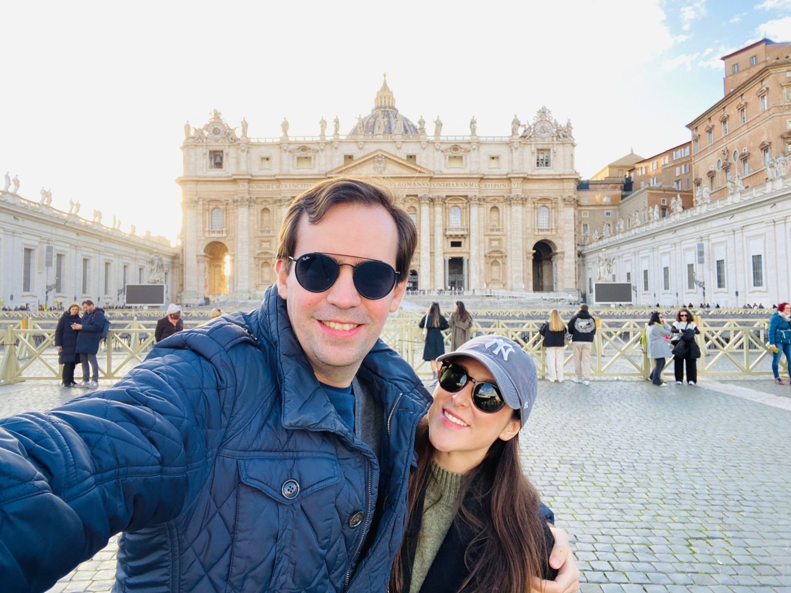 Jaime y Helena en la plaza de San Pedro, Roma