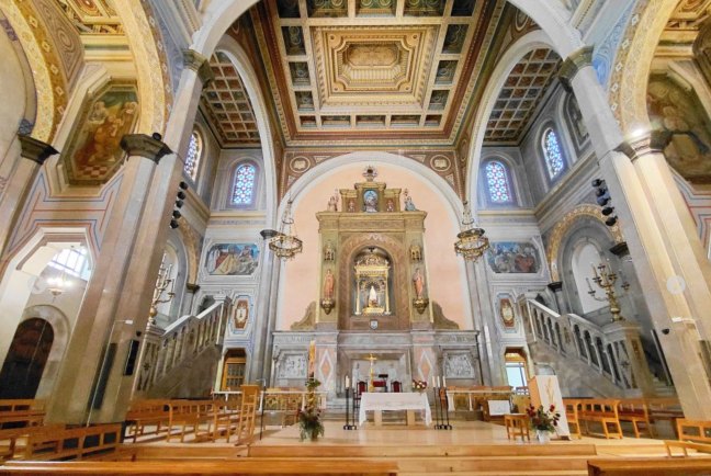 Interior de la iglesia de la Bonanova con el altar mayor