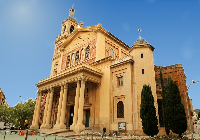 Fachada de la iglesia de la Bonanova, con su pórtico de columnas