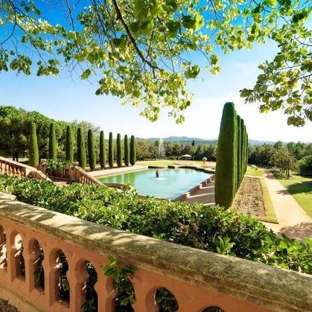 Balaustrada y estanque de los jardines del castillo